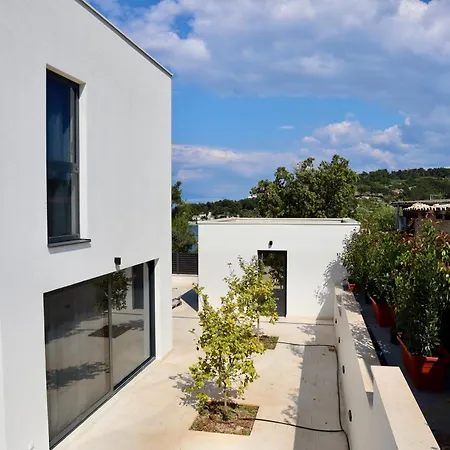 Aves - New With Pool, Gym & Sauna