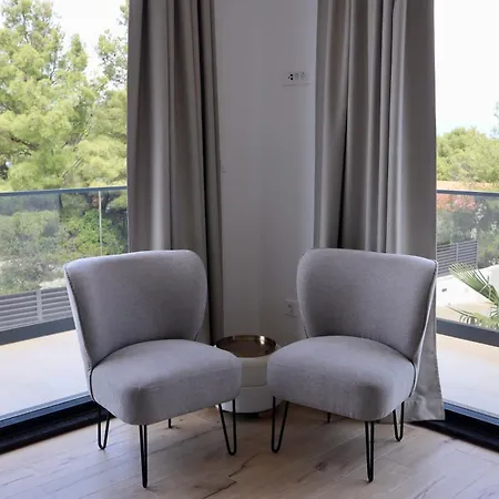 Aves - New With Pool, Gym & Sauna *