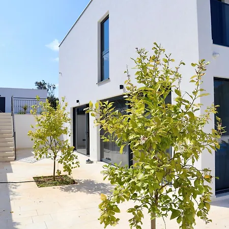 Aves - New With Pool, Gym & Sauna