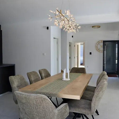 Aves With Pool, Gym And Sauna - Four Bedroom